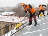 Управляющие компании заняты уборкой снега с крыш