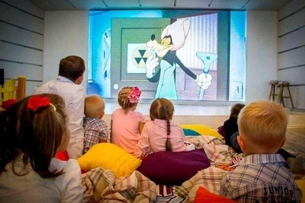 Семейный час «Мультфильмы в библиотеке»