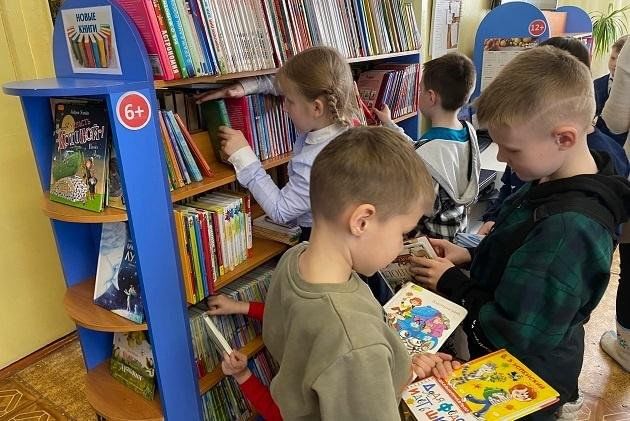 Книжная выставка «Вокруг света за одно лето»