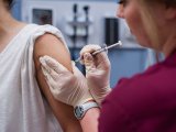 COVID-19 вакцинасы: яшь балалы аналарга прививка ясатырга мөмкинме?