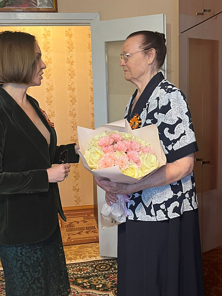 Альфия Когогина поздравила ветеранов с Днем Победы