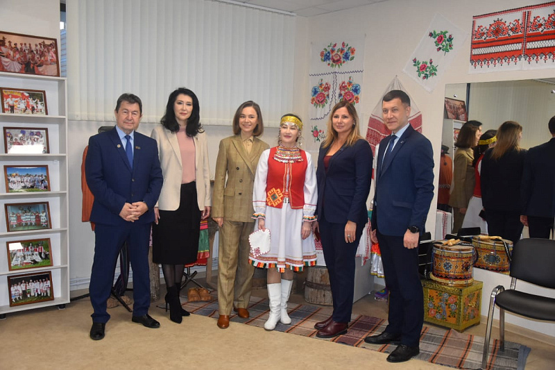 Альфия Когогина передала в фонд ДДН "Родник" национальные костюмы