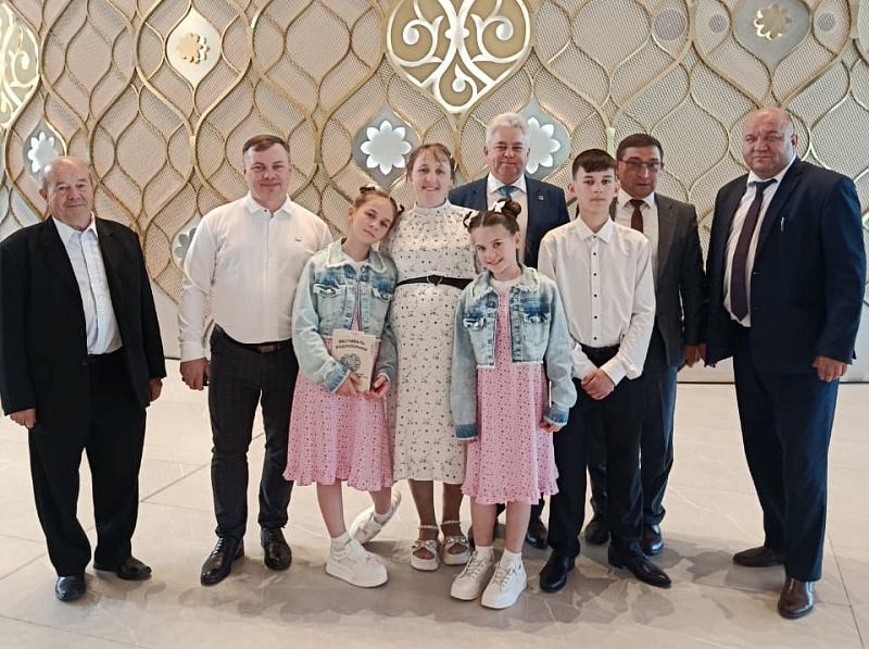 Многодетной семье из Набережных Челнов вручили ключи от микроавтобуса