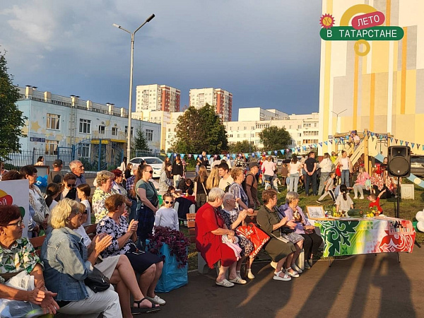 Чебурашка поздравил с праздником челнинцев