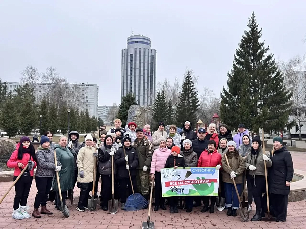 Сотрудники администрации района и ТОСы вышли на субботник на бульваре Энтузиастов