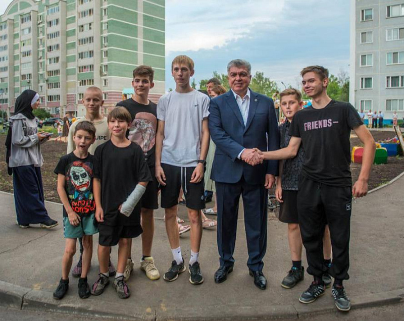 Наиль Магдеев посетил праздник двора в 27 комплексе