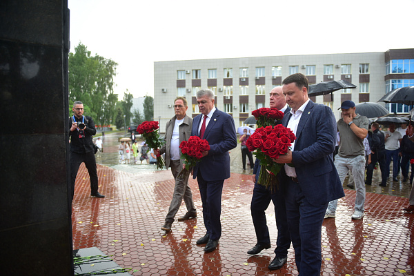 Төзүчеләр көнендә Чаллыда Евгений Батенчук һәйкәленә чәчәкләр салдылар