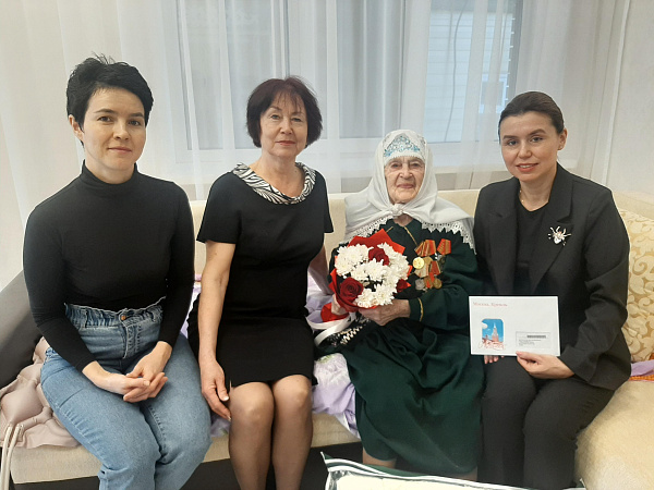 Ветеран принимает поздравления с юбилеем