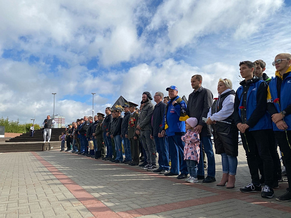 Мемориаль комплекс каршында Танкистлар көне узды