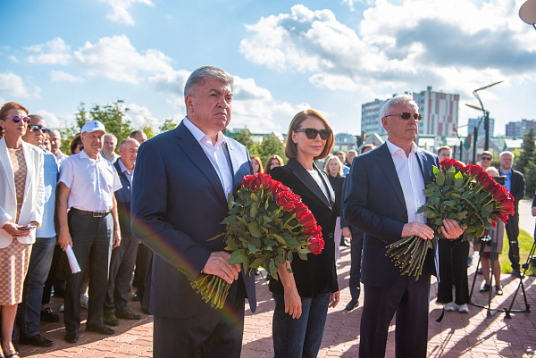 Наиль Магдеев возложил цветы к памятнику Льва Васильева