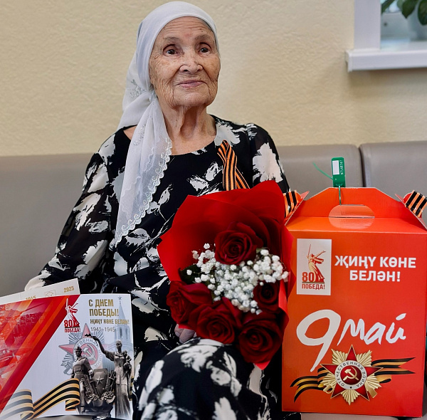 Труженицу тыла поздравляют с 95-летием