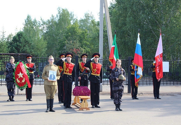 Яр Чаллы шәһәрендә Бөек Ватан сугышы героен күчереп җирләделәр