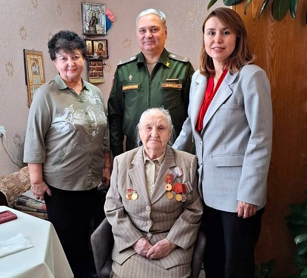 В Комсомольском районе продолжают вручать медали Победы