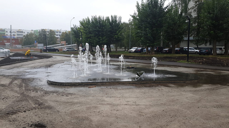 На бульваре Юных Ленинцев завершается установка фонтана
