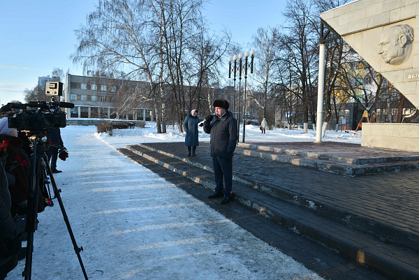 Наиль Магдеев возложил цветы к памятнику Раиса Беляева
