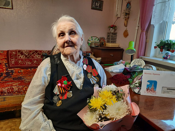 Труженица тыла получила поздравления с юбилеем