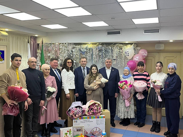 Чаллы хакиме Наил Мәһдиев хәрби гаиләсен сабыйлары туу белән котлады