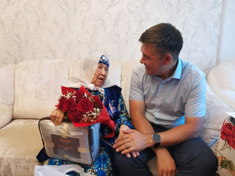 Глава Центрального района поздравил ветерана с юбилеем