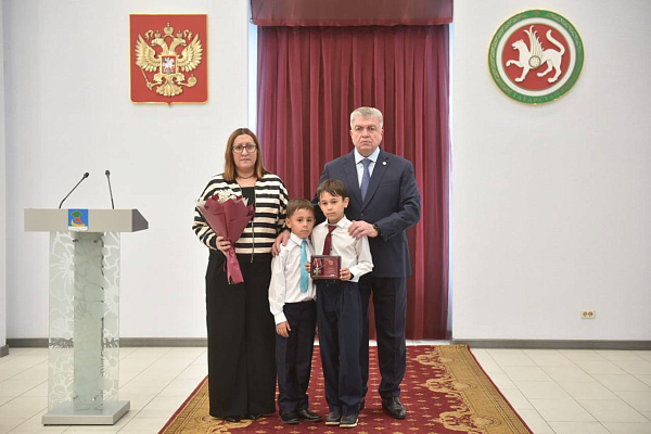 Наиль Магдеев передал родственникам челнинцев боевые награды