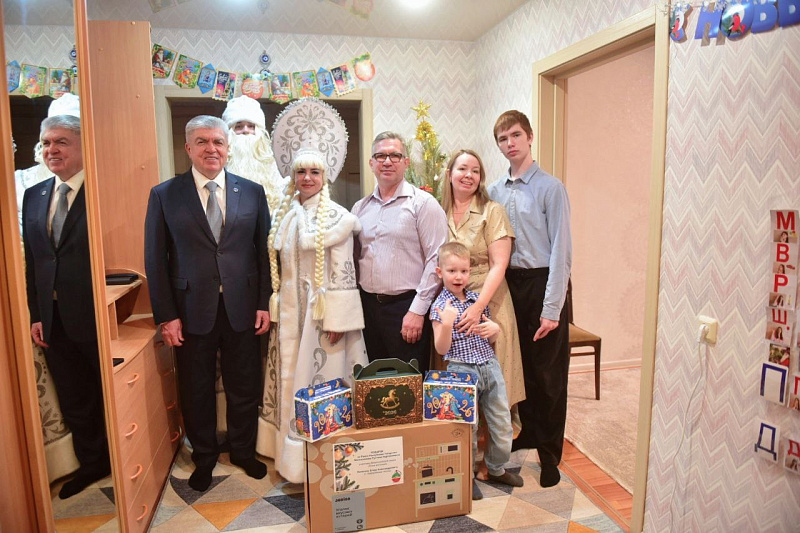 Наиль Магдеев вручил подарки ребенку с инвалидностью