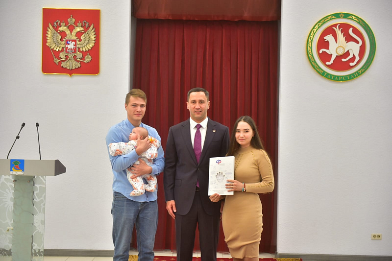 Сертификаты на материнский капитал вручили 11 челнинским семьям
