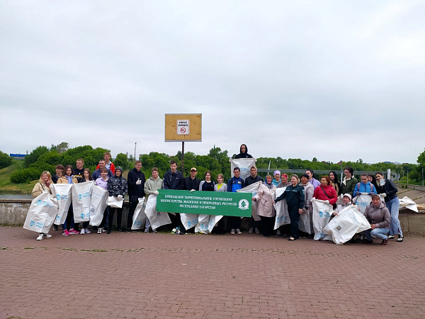 Челнинские студенты продолжают участвовать в весенних уборках