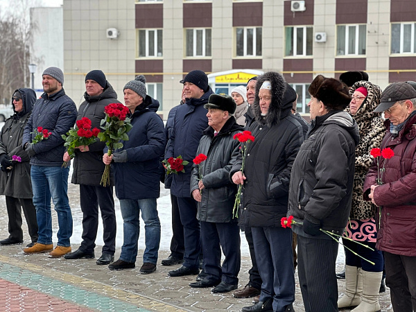 Челнинцы возложили цветы к памятнику Батенчука