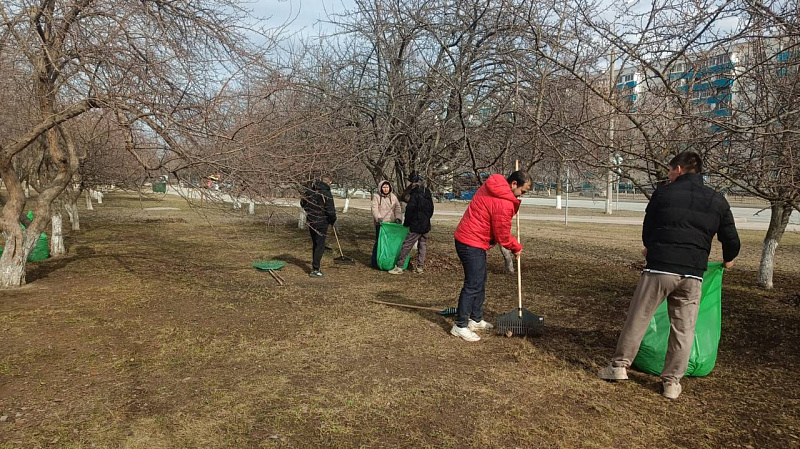 Субботник в городе: 380 челнинцев сегодня приняли участие в уборке