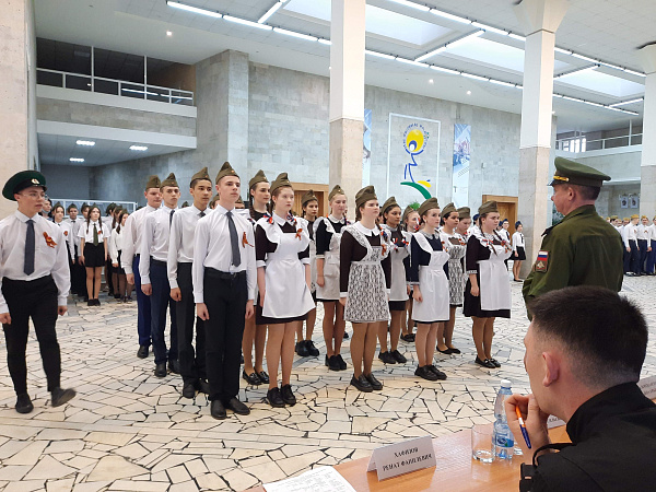 Челнинские школы приняли участие в конкурсе строя и песни в честь Победы