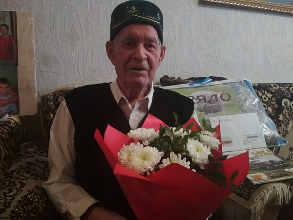 Тыл хезмәтчәне 90 яшьлек юбилеен билгеләп үтә