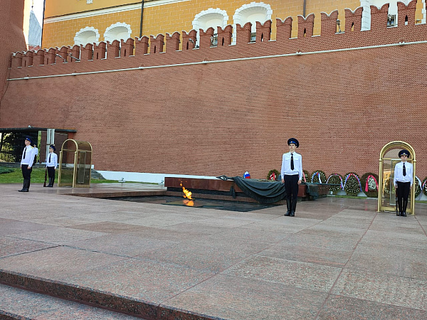 Челнинские школьники несут Вахту Памяти у Могилы Неизвестного солдата