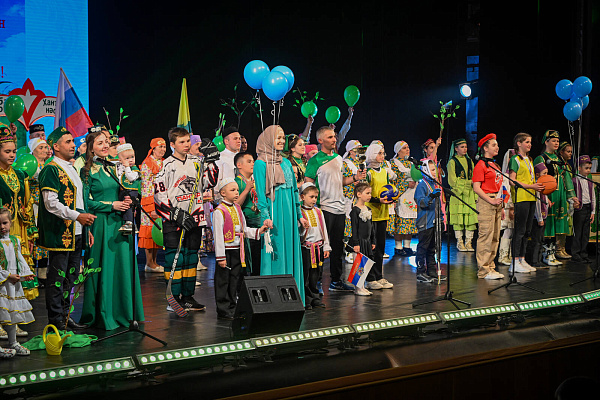 Рөстәм Миңнеханов: Шәҗәрә фестивале гаилә традицияләрен саклауга һәм үстерүгә ярдәм итә