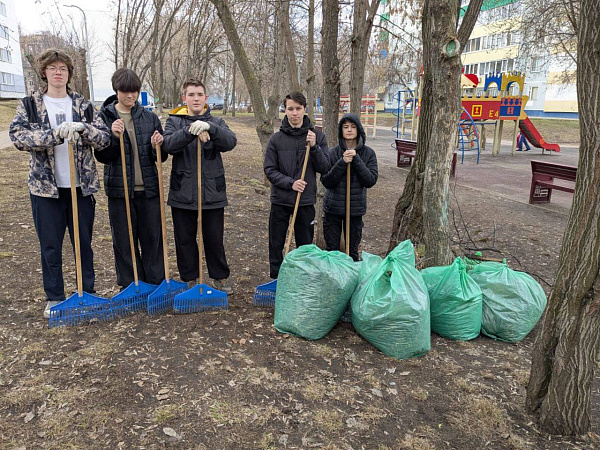 Чаллы мәктәп укучылары җәмәгать урыннарын җыештыруда катнаша