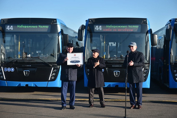 Рөстәм Миңнеханов Чаллыга тагын 44 автобус тапшырды