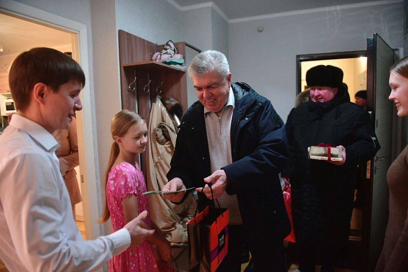 Наиль Магдеев поздравил многодетную семью Мухаметовых с наступающим праздником