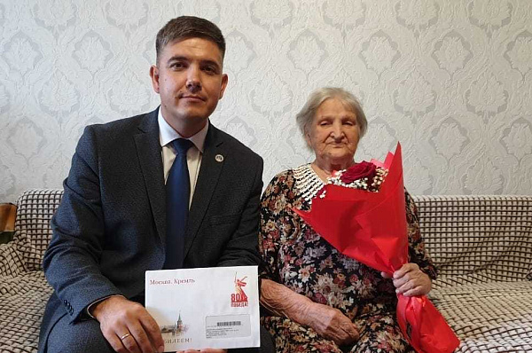 Глава Центрального района поздравляет ветерана