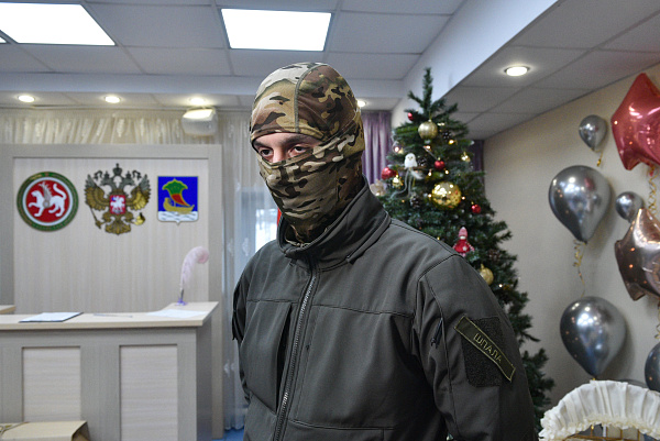 Наиль Магдеев поздравил семью военнослужащего с рождением малыша