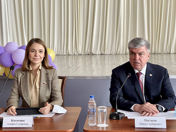 Наил Мәһдиев һәм Әлфия Когогина шәһәр активы белән очрашты