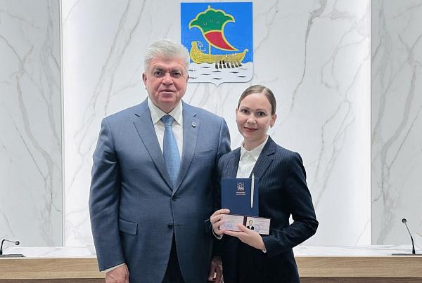 Наил Мәһдиев яңа хезмәткәрләргә таныклык тапшырды
