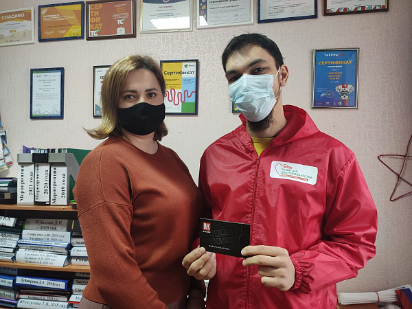 Әлфия Когогина Чаллы волонтерларына ягулык карталарын тапшырды