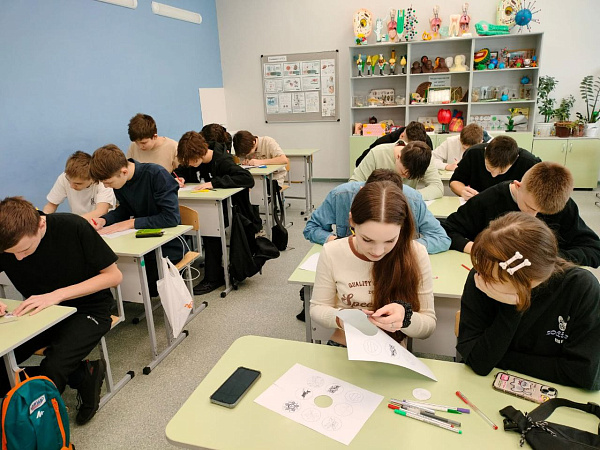 Преподаватели школы искусств "ДА-ДА" учат школьников создавать значки Победы