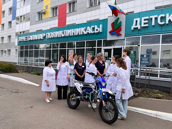 Подарок от всего сердца: медики передали питбайк нашим воинам