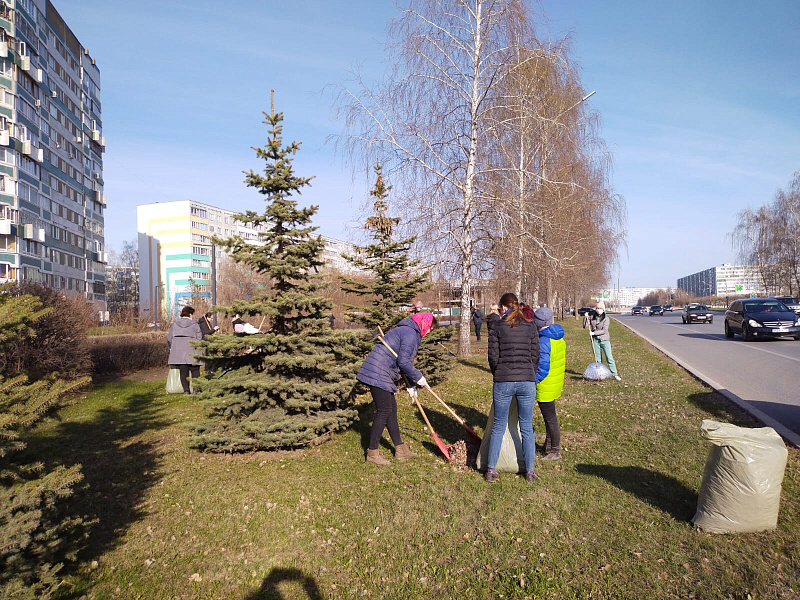 В Набережных Челнах продожаются весенние уборки