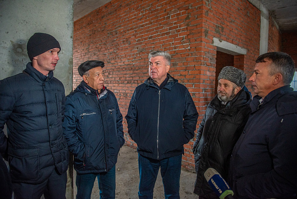 Наил Мәһдиев Җәмигь мәчете төзелеш мәйданчыгында булды