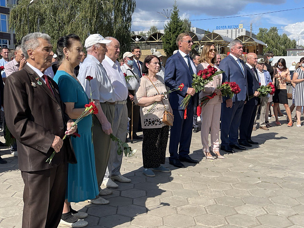 Яр Чаллыда Евгений Батенчук һәйкәленә чәчәкләр салдылар