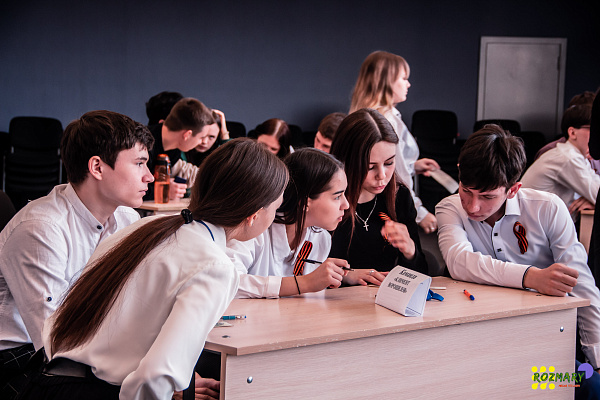 Яр Чаллы студентлары "Бөек Җиңү битләрен" өйрәнә