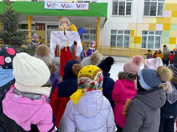 Воспитанники детских садов встретили Масленицу