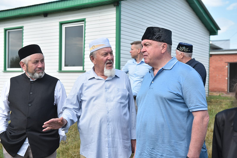 Наиль Магдеев посетил утреннюю молитву и место жертвоприношения