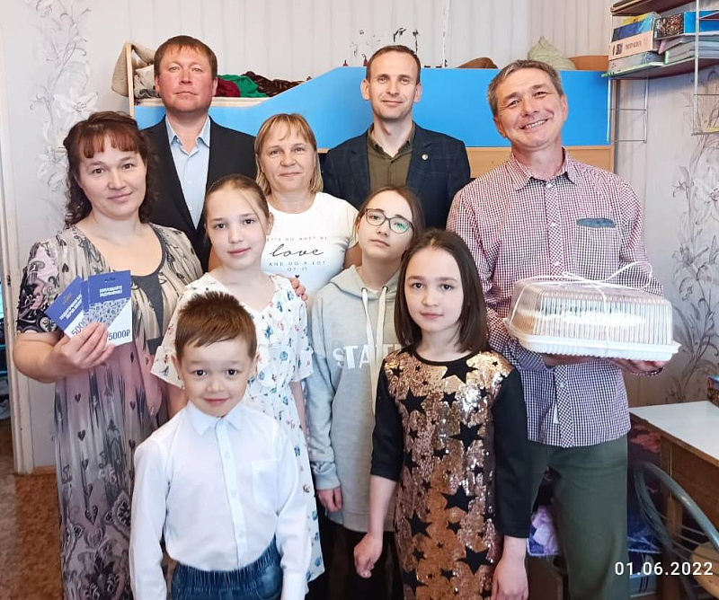 Многодетной челнинской семье вручили сертификат на приобретение стройматериалов