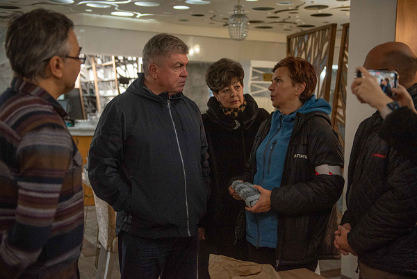 Наил Мәһдиев Kamarooms кунакханәсе коллективына ярдәм итәргә килде